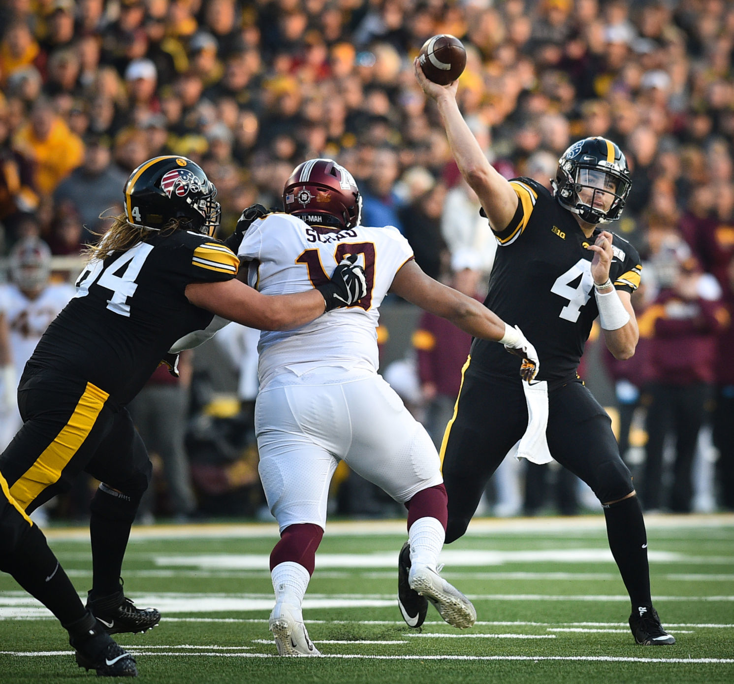 111619-qct-spt-iowa-minn-foot-131a.jpg